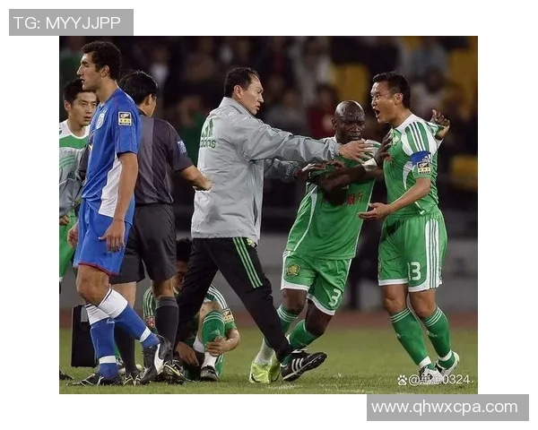 《足球场上的巅峰对决：球星单挑1v1挑战赛，谁能笑到最后》