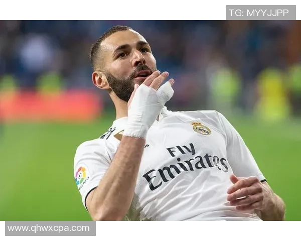 足球球星戴墨镜登场 他是谁为何如此酷炫引人注目 足球球星戴墨镜登场 他是谁为何如此酷炫引人注目